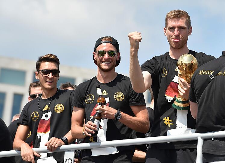 Der DFB-Bus auf dem Weg zur Fanmeile am Brandenburger Tor.