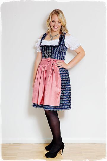 So fesch schaut sie beim Shooting aus. Das Dirndl hat sie extra in die Reinigung bringen lassen.