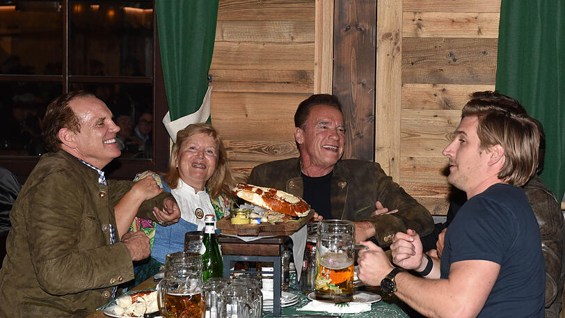 Arnold Schwarzenegger feierte mit Begleitern im Marstall...