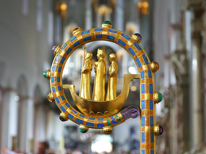 Der Bischofsstab der Diözese Würzburg steht im Dom. Foto: Karl-Josef Hildenbrand/Archivbild