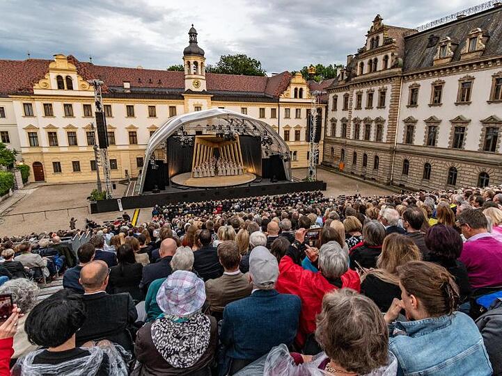Zuschauer sitzen während der Thurn-und-Taxis-Schlossfestspiele mit der Oper "Nabucco" im Fürstenschloss St. Emmeram.