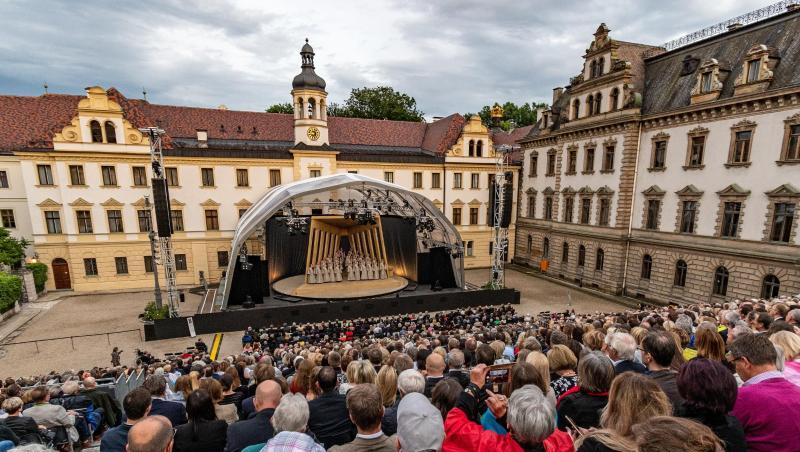 Zuschauer sitzen während der Thurn-und-Taxis-Schlossfestspiele mit der Oper "Nabucco" im Fürstenschloss St. Emmeram. Zuschauer sitzen während der Thurn-und-Taxis-Schlossfestspiele mit der Oper "Nabucco" im Fürstenschloss St. Emmeram.