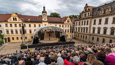 Zuschauer sitzen während der Thurn-und-Taxis-Schlossfestspiele mit der Oper "Nabucco" im Fürstenschloss St. Emmeram.