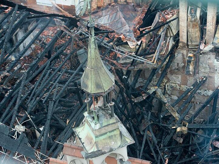 Das Rathaus in Straubing nach dem Brand. Foto: Armin Weigel/Archiv