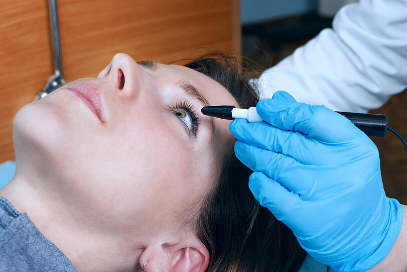 Nach einer misslungenen Augen-OP muss ein Patient dem behandelten Arzt kein Honorar zahlen. (Symbolbild)