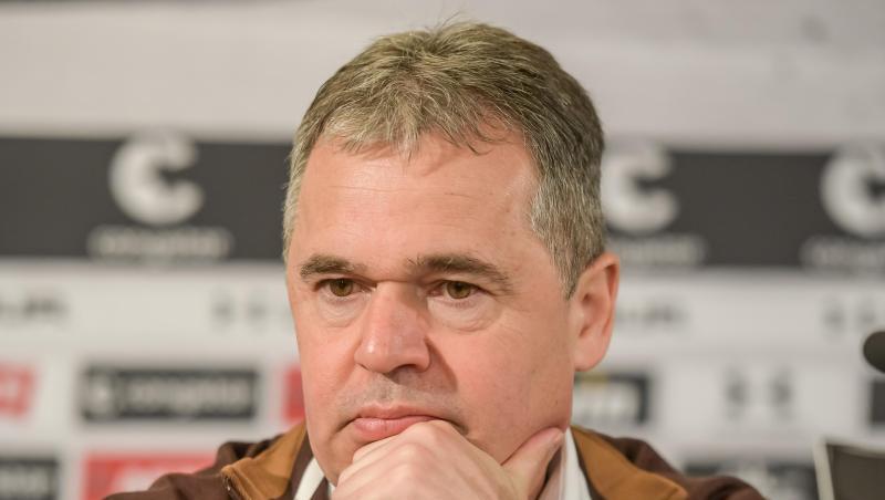 Andreas Rettig sitzt vor der Presse.