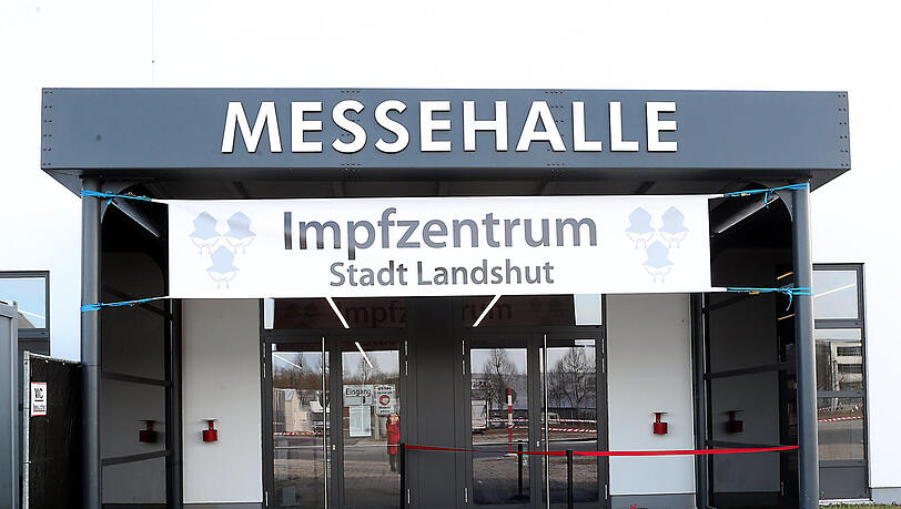 Das Impfzentrum am Messegelände zieht gerade auf die Grieserwiese um. Ab Donnerstag wird dort in einem Zelt geimpft. Das Impfzentrum am Messegelände zieht gerade auf die Grieserwiese um. Ab Donnerstag wird dort in einem Zelt geimpft.