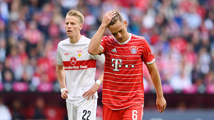 Gegen Ex-Klub VfB Stuttgart im Mittelpunkt: Bayern-Star Joshua Kimmich, der nach einem Zupfer im Strafraum zu Boden geht und Glück hat, dass der Treffer der Schwaben aberkannt wird.