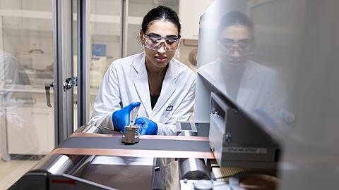 Noch sind die St&uuml;ckzahlen bescheiden: Nur einige Hundert Batteriezellen pro Tag verlassen anfangs das Werk.