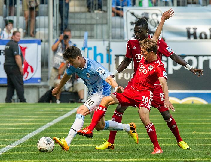 Münchens Moritz Stoppelkamp (l) im Kampf um den Ball mit Andreas Buchner (M) und Danny da Costa aus Ingolstadt.