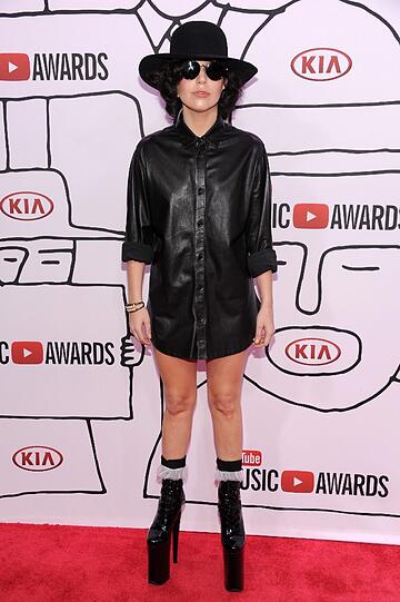 Pop-Star Lady Gaga zeigt Zähne: Der Megastar erschien bei den Youtube Awards in Los Angeles mit einem Riesen-Gebiss.