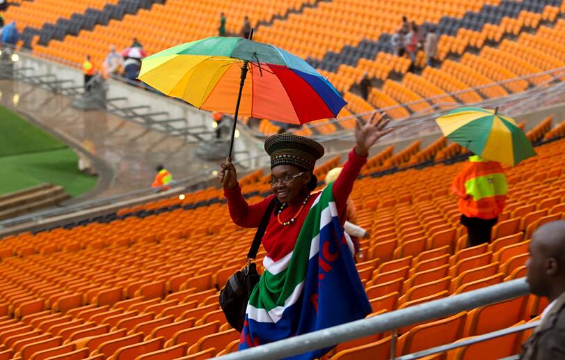 Südafrika verabschiedet sich von Nelson Mandela. Um 14 Uhr MEZ beginnt die gigantische Trauerfeier, die auf 90 Leinwände im Land übertragen wird. So langsam füllen sich die Plätze im Land. Hier die Bilder...