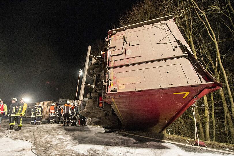 Zwei Lkw liegen umgekippt auf der B 20 bei Loitzendorf. Beim Frontalzusammenstoß sind beide Fahrer ums Leben gekommen.