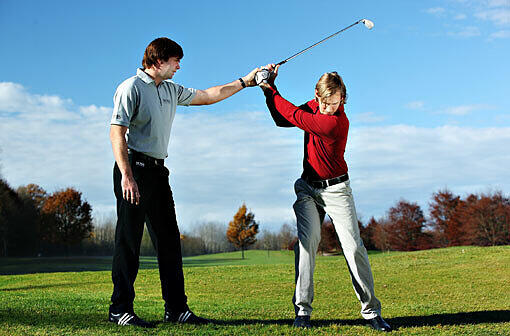 Ein gutes Team: PGA-Golf-Trainer Felix Lubenau und Profi-Golfer Tino Schuster machen vor, worauf es bei der Haltung ankommt.