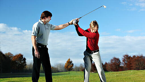 Ein gutes Team: PGA-Golf-Trainer Felix Lubenau und Profi-Golfer Tino Schuster machen vor, worauf es bei der Haltung ankommt. Ein gutes Team: PGA-Golf-Trainer Felix Lubenau und Profi-Golfer Tino Schuster machen vor, worauf es bei der Haltung ankommt.