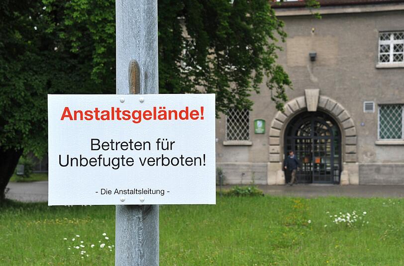 Diese Schilder sind neu: Sie sollen Neugierige vom Gelände des Gefängnisses fernhalten.
