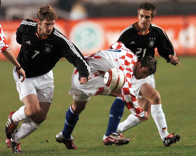 Das Debüt: Seinen ersten Auftritt im Trikot der deutschen Nationalmannschaft machte Philipp Lahm (r.) am 17.02.2004 im Poljud Stadion in Split gegen Kroatien.