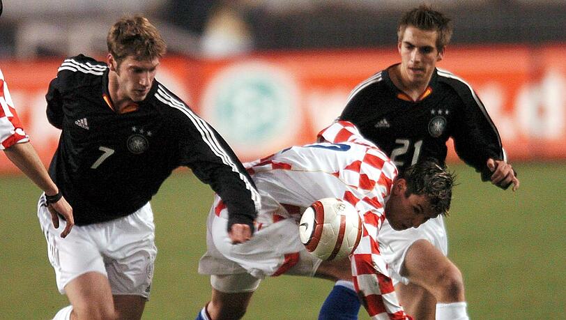 Das Debüt: Seinen ersten Auftritt im Trikot der deutschen Nationalmannschaft machte Philipp Lahm (r.) am 17.02.2004 im Poljud Stadion in Split gegen Kroatien. Das Debüt: Seinen ersten Auftritt im Trikot der deutschen Nationalmannschaft machte Philipp Lahm (r.) am 17.02.2004 im Poljud Stadion in Split gegen Kroatien.