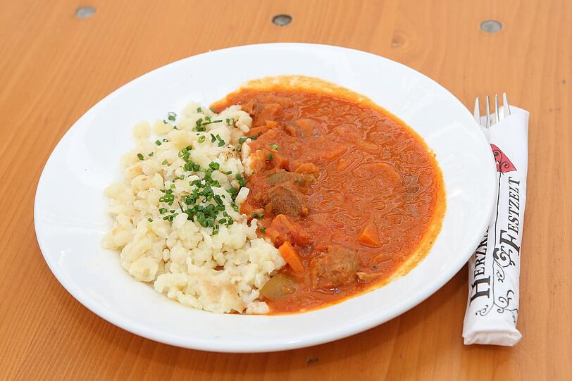 Der Eintopf würzig, die Spätzle fad: das
vegetarische Gulasch auf der Oidn Wiesn.