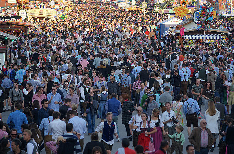 Auf der Festwiese ist es das gewohnte Bild: viele Menschen drängen sich.