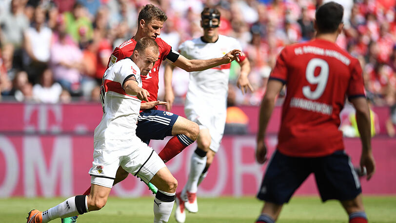 FC Bayern gegen VfB Stuttgart: Thomas Müller im Zweikampf mit Holger Badstuber (l.) FC Bayern gegen VfB Stuttgart: Thomas Müller im Zweikampf mit Holger Badstuber (l.)