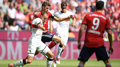 FC Bayern gegen VfB Stuttgart: Thomas Müller im Zweikampf mit Holger Badstuber (l.)