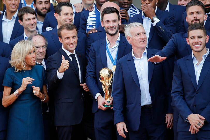 Hunderttausende feierten am Montag die Fußball-Weltmeister nach ihrer Ankunft auf den Pariser Champs-Élysées.