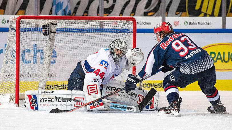 Penalty-Krimi: Münchens Maximilian Kastner scheitert an Adler-Goalie Dennis Endras.
