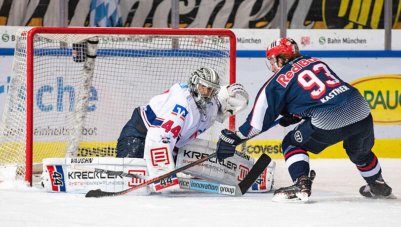 Penalty-Krimi: Münchens Maximilian Kastner scheitert an Adler-Goalie Dennis Endras. Penalty-Krimi: Münchens Maximilian Kastner scheitert an Adler-Goalie Dennis Endras.