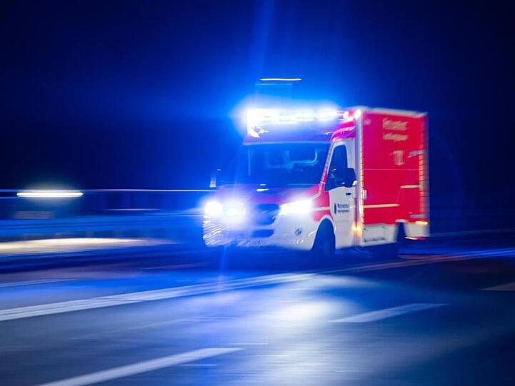 Ein Rettungswagen der Feuerwehr fährt mit Blaulicht durch eine Straße. Foto: Marcel Kusch/dpa/Symbolbild