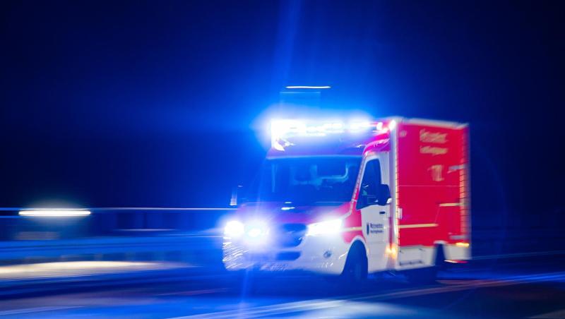 Ein Rettungswagen der Feuerwehr fährt mit Blaulicht durch eine Straße. Foto: Marcel Kusch/dpa/Symbolbild Ein Rettungswagen der Feuerwehr fährt mit Blaulicht durch eine Straße. Foto: Marcel Kusch/dpa/Symbolbild