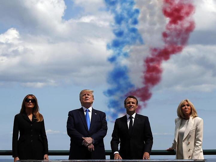 Trump und Macron wurden von ihren Ehefrauen begleitet und schauten sich einen Kunstflug der Patrouille de France an. Die Kunstflieger zeichneten eine Trikolore in den Himmel.