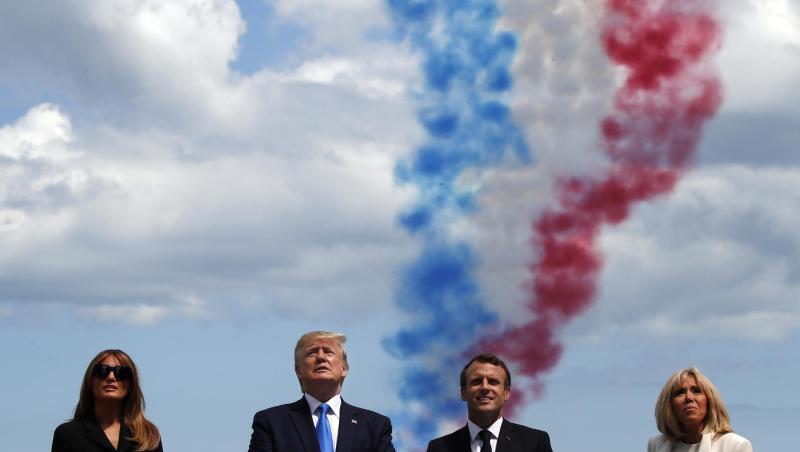 Trump und Macron wurden von ihren Ehefrauen begleitet und schauten sich einen Kunstflug der Patrouille de France an. Die Kunstflieger zeichneten eine Trikolore in den Himmel. Trump und Macron wurden von ihren Ehefrauen begleitet und schauten sich einen Kunstflug der Patrouille de France an. Die Kunstflieger zeichneten eine Trikolore in den Himmel.