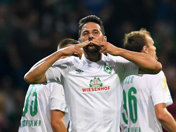 Bringt selbst die gegnerischen Fans zum Jubel: Werder-Legende Claudio Pizarro.