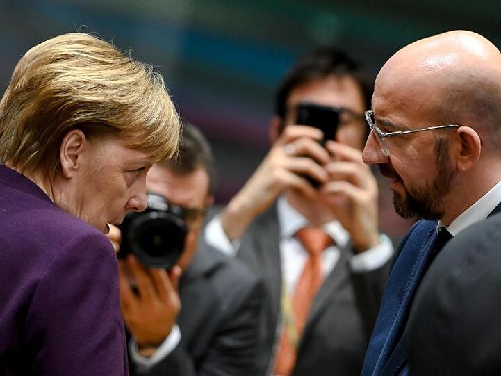 Bundeskanzlerin Angela Merkel im Gespräch mit EU-Ratspräsident Charles Michel.