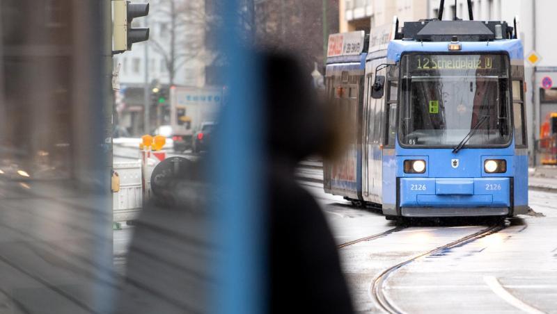 Der Tram-Fahrer und die weiteren Fahrgäste sind unverletzt geblieben. (Archivbild)