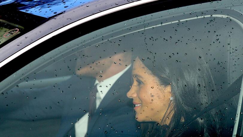 Prinz Harry (l) und seine Frau Meghan 2018 in London.