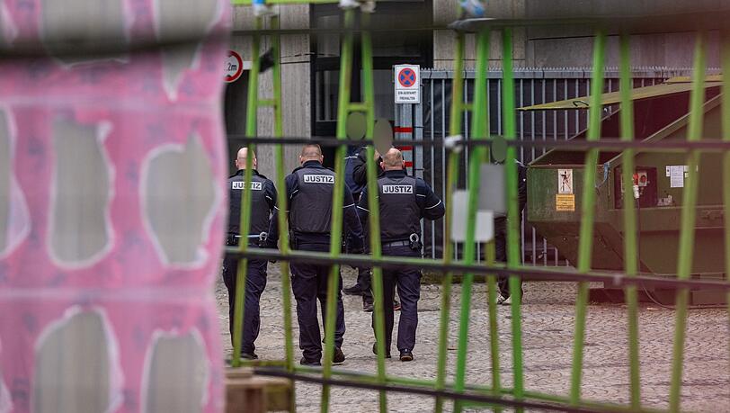 Justizbeamte stehen im Innenhof des Amtsgerichts Bielefeld. Dort in der Nähe fielen am Mittwoch Schüsse. Jetzt wurde ein zweiter Haftbefehl erlassen. (Archivbild)