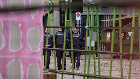 Justizbeamte stehen im Innenhof des Amtsgerichts Bielefeld. Dort in der Nähe fielen am Mittwoch Schüsse. Jetzt wurde ein zweiter Haftbefehl erlassen. (Archivbild)
