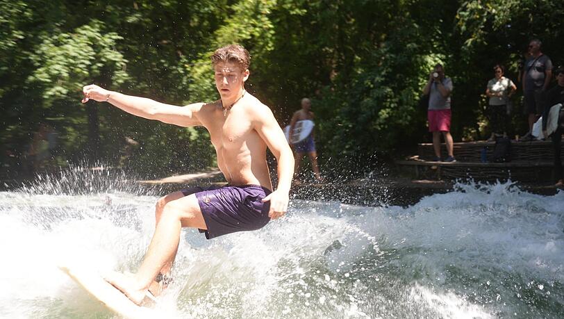 Einer von vielen: Dieser junge Mann surft am Dienstag auf der Eisbachwelle im Englischen Garten.