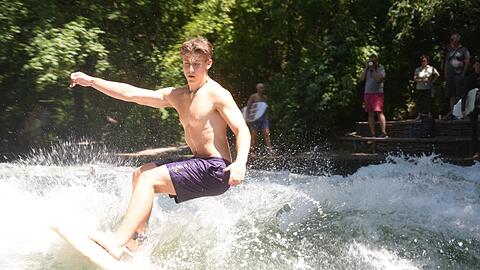 Einer von vielen: Dieser junge Mann surft am Dienstag auf der Eisbachwelle im Englischen Garten.