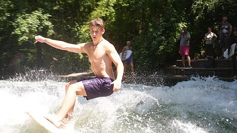Einer von vielen: Dieser junge Mann surft am Dienstag auf der Eisbachwelle im Englischen Garten.