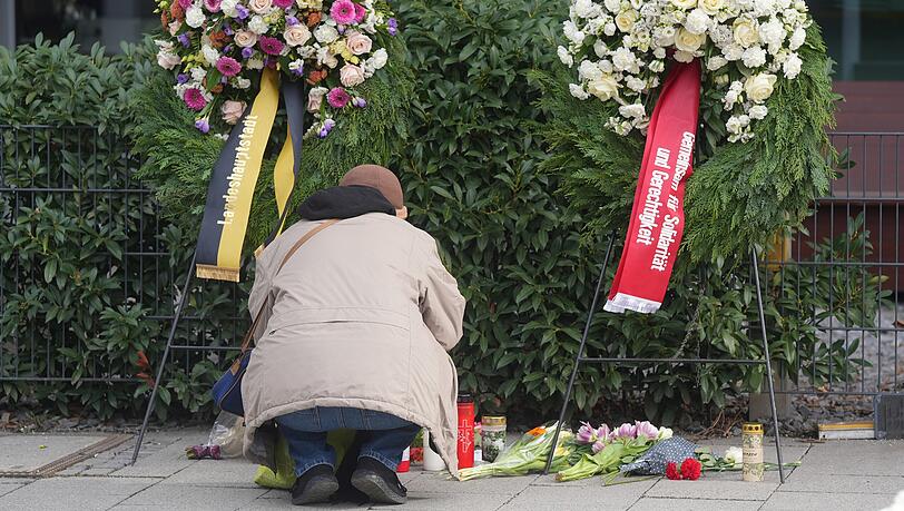 Ein Teilnehmer der Gedenkveranstaltung an der Seidlstraße. Vor einem Jahr, am 13. Februar 2025, raste hier ein Mann in einen Verdi-Demonstrationszug. Zwei Menschen starben. Ein Teilnehmer der Gedenkveranstaltung an der Seidlstraße. Vor einem Jahr, am 13. Februar 2025, raste hier ein Mann in einen Verdi-Demonstrationszug. Zwei Menschen starben.
