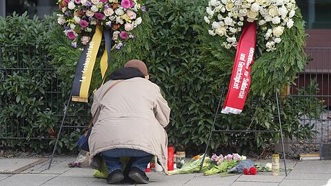 Ein Teilnehmer der Gedenkveranstaltung an der Seidlstra&szlig;e. Vor einem Jahr, am 13. Februar 2025, raste hier ein Mann in einen Verdi-Demonstrationszug. Zwei Menschen starben.