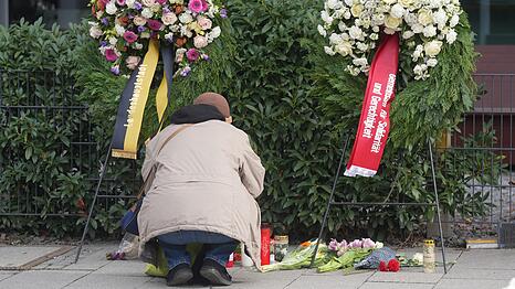 Ein Teilnehmer der Gedenkveranstaltung an der Seidlstra&szlig;e. Vor einem Jahr, am 13. Februar 2025, raste hier ein Mann in einen Verdi-Demonstrationszug. Zwei Menschen starben.