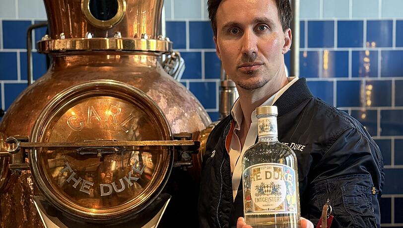 Maximilian von P&uuml;ckler mit seinem &bdquo;Entgeistert&ldquo;-Gin. Der Gr&uuml;nder hatte sich mehrmals &ouml;ffentlich zur Pfanddebatte ge&auml;u&szlig;ert.