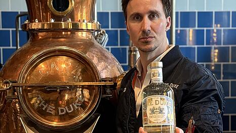 Maximilian von P&uuml;ckler mit seinem &bdquo;Entgeistert&ldquo;-Gin. Der Gr&uuml;nder hatte sich mehrmals &ouml;ffentlich zur Pfanddebatte ge&auml;u&szlig;ert.