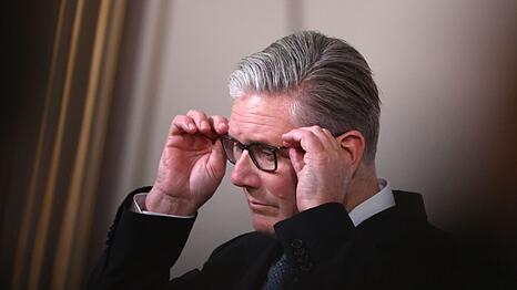 Angesichts schlechter Wahlergebnisse bei den Kommunalwahlen in England wird &uuml;ber die Zukunft von Premierminister Keir Starmer spekuliert. (Archivbild)