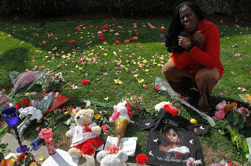 Die Leiche der Popsängerin Whitney Houston wurde am Montag in ihre Heimat New Jersey überführt, wo die Sängerin im Kreise ihrer Familie beigesetzt werden soll. Die Trauer in Houstons Fangemeinde über den plötzlichen Tod der Ausnahmekünstlerin ist groß - die Bilder.