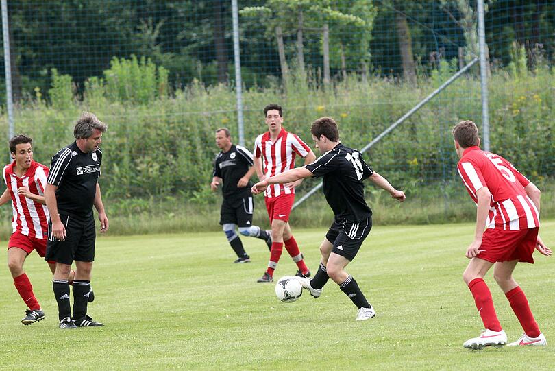 3. Runde bei den AZ-Freizeitkickern: eine Szene aus dem Spiel Maccabi Munich Legends gegen SchlussMitLustig.